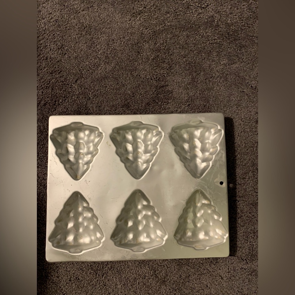 Vintage Wilton 6-CAVITY MINI CHRISTMAS TREE Cake Pan.  Good used condition.